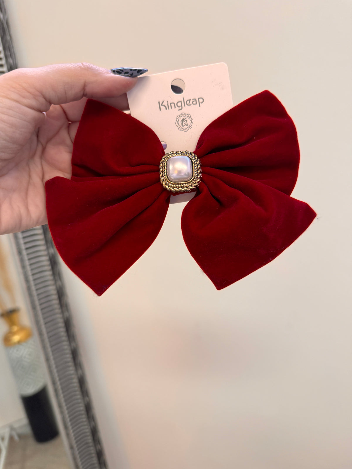 Velvet pearl bow clip