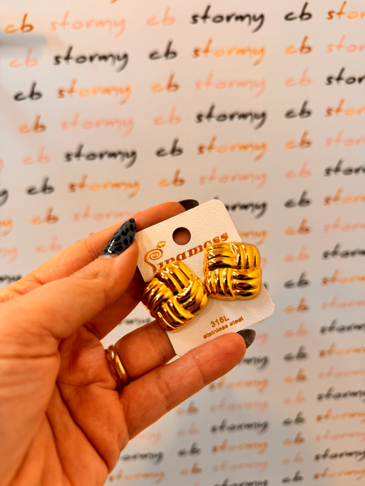 Square strand earrings