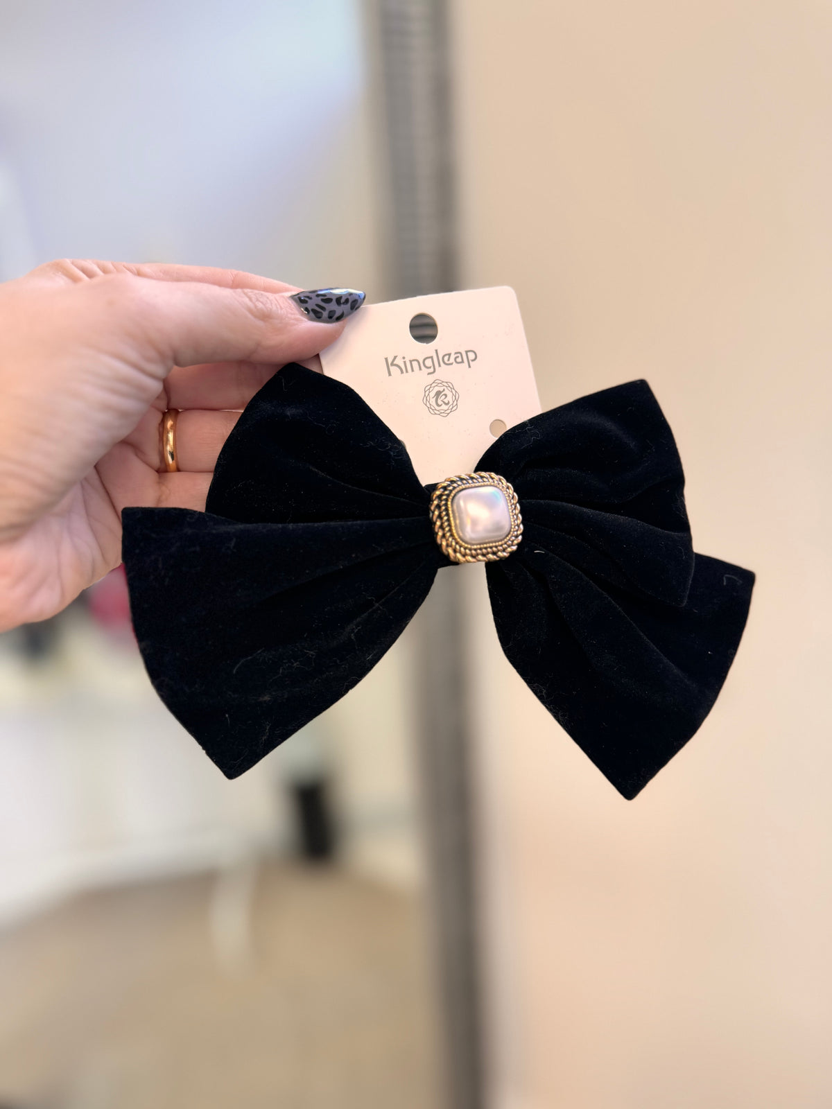 Velvet pearl bow clip