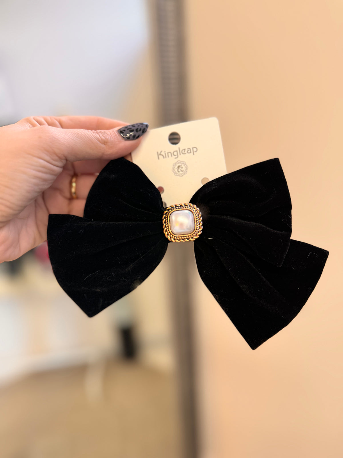 Velvet pearl bow clip